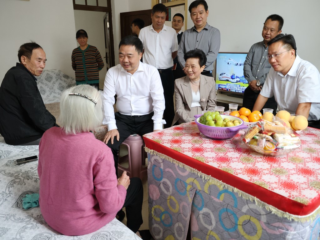 心系桑榆晚 情暖重阳节 李鹏程走访慰问百岁老人