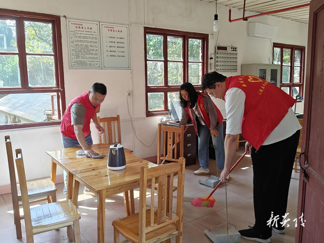 中村瑶族乡开展看望慰问养老院老人活动