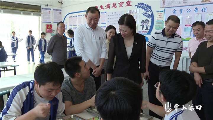 赖晓智暗访联点学校食品安全