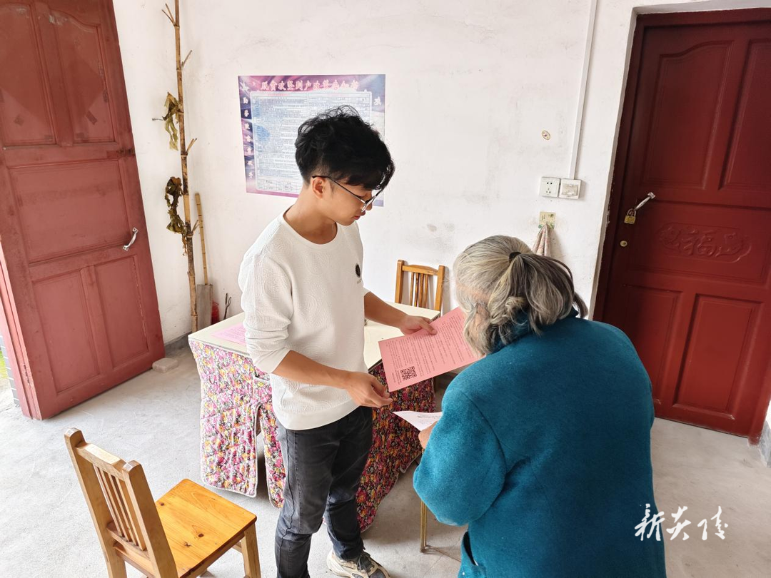 策源乡开展防返贫政策宣传活动