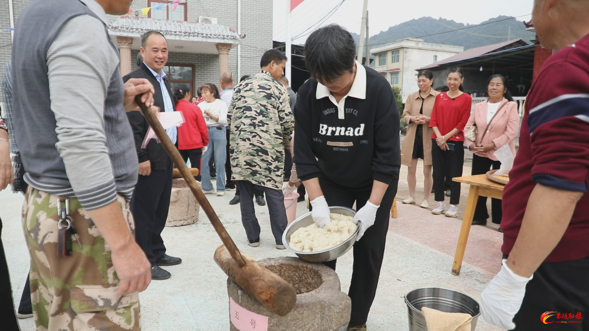 高陇镇龙匣村：糍粑打出幸福味 村民同乐笑开颜