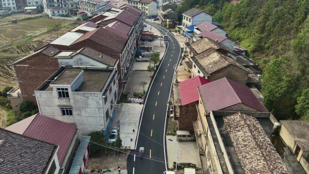 王仙镇：修好乡村柏油路 铺就村民“幸福路”