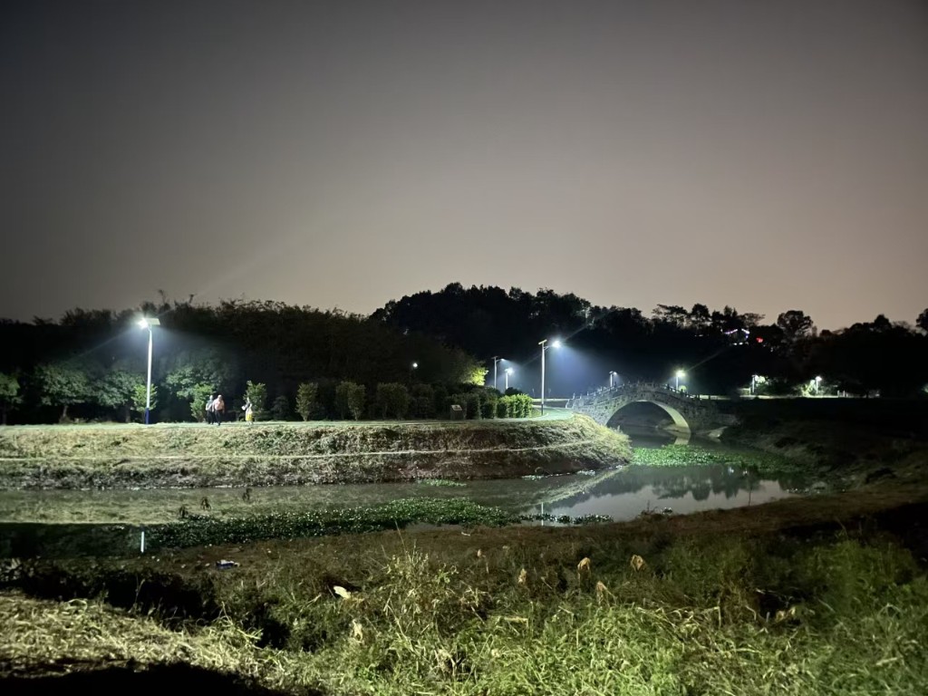 茅太新村的夜，因路灯而温暖