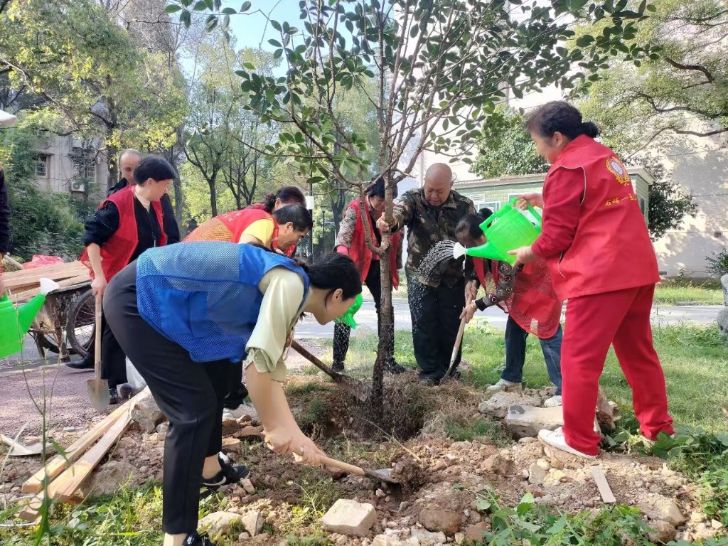 “植树增绿，共建美好家园”——果园社区开展秋季植树活动