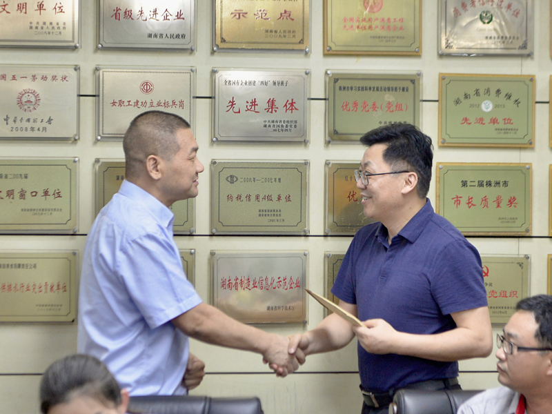 市国资委“七一”前夕走访慰问国资系统生活困难党员、老党员