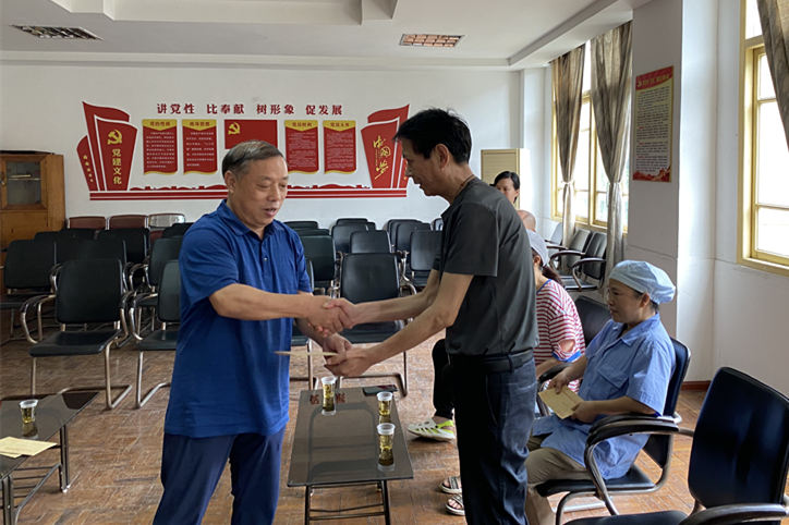 市国资委“七一”前夕走访慰问国资系统生活困难党员、老党员