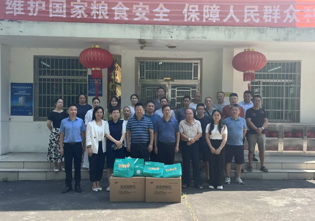 市国资委党委班子成员送清凉看望慰问一线劳动者