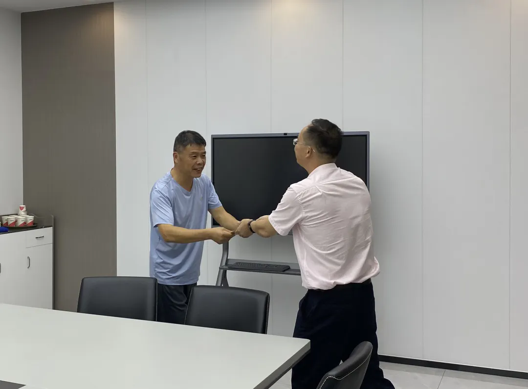 市国资委“七一”前夕走访慰问生活困难党员
