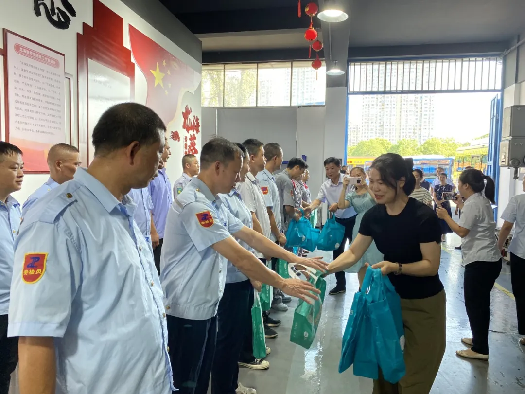 市国资委党委班子成员送清凉看望慰问一线劳动者