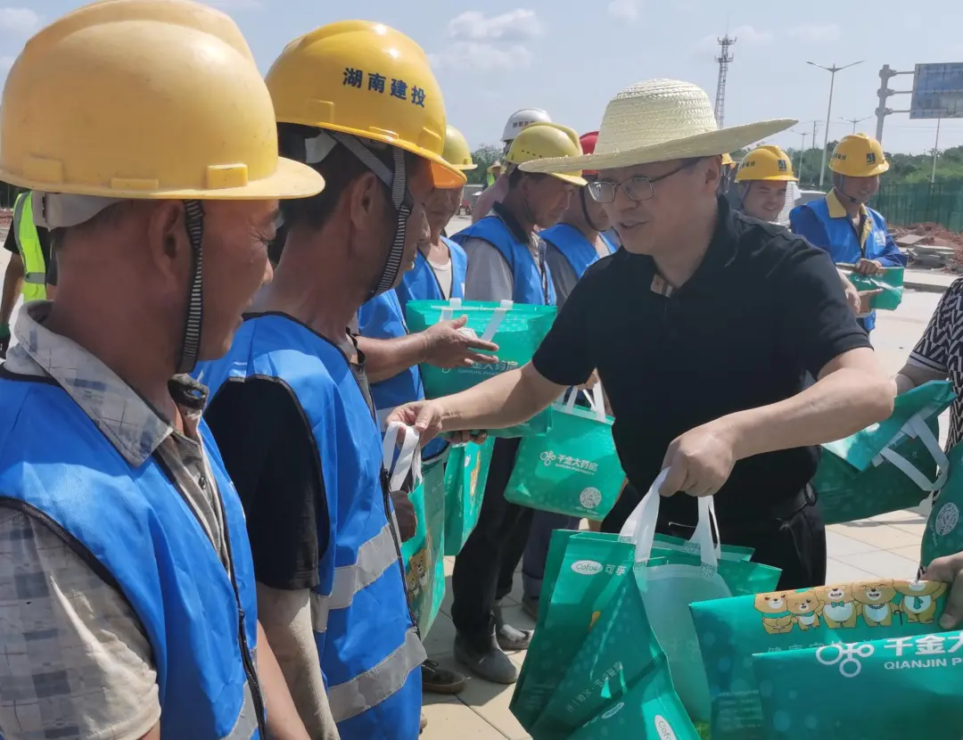 市国资委党委班子成员送清凉看望慰问一线劳动者