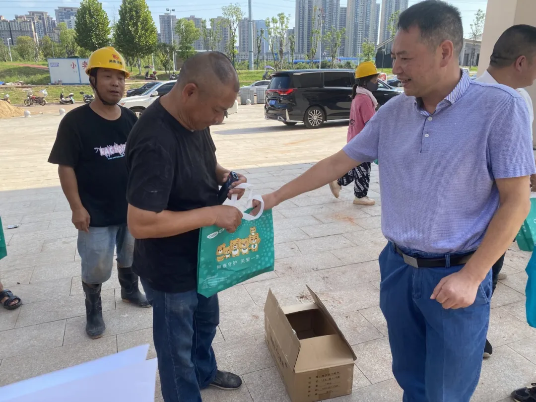 市国资委党委班子成员送清凉看望慰问一线劳动者
