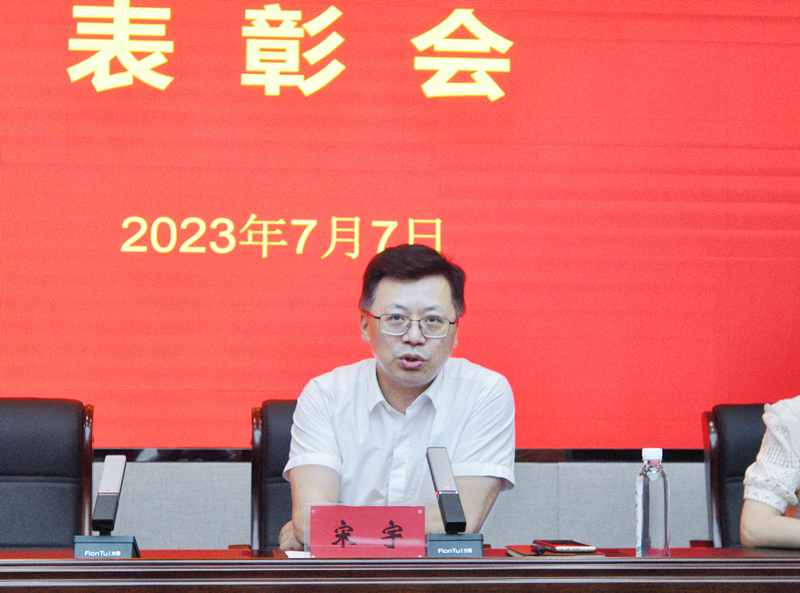 市国资委机关举行“每周一课”学习活动暨“七一”表彰大会