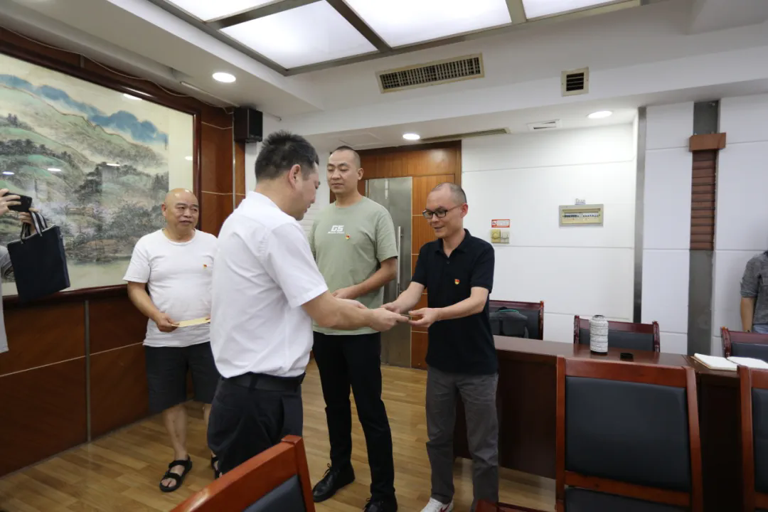 市国资委“七一”前夕走访慰问生活困难党员