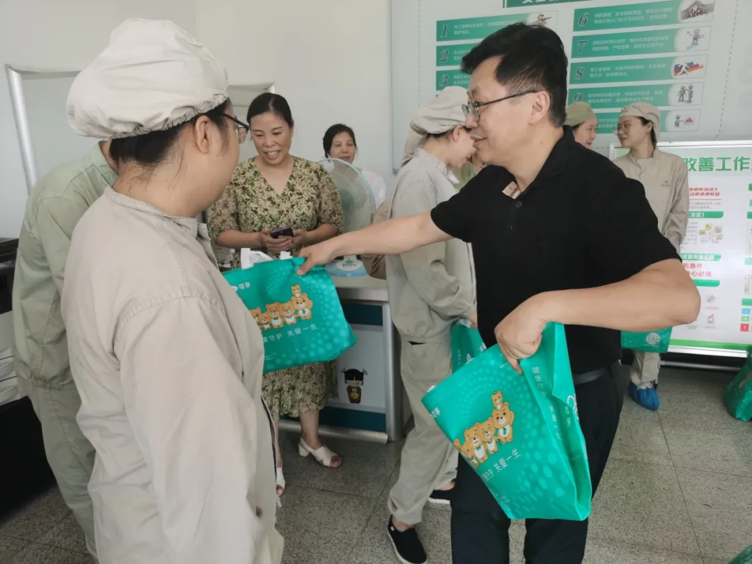 市国资委党委班子成员送清凉看望慰问一线劳动者