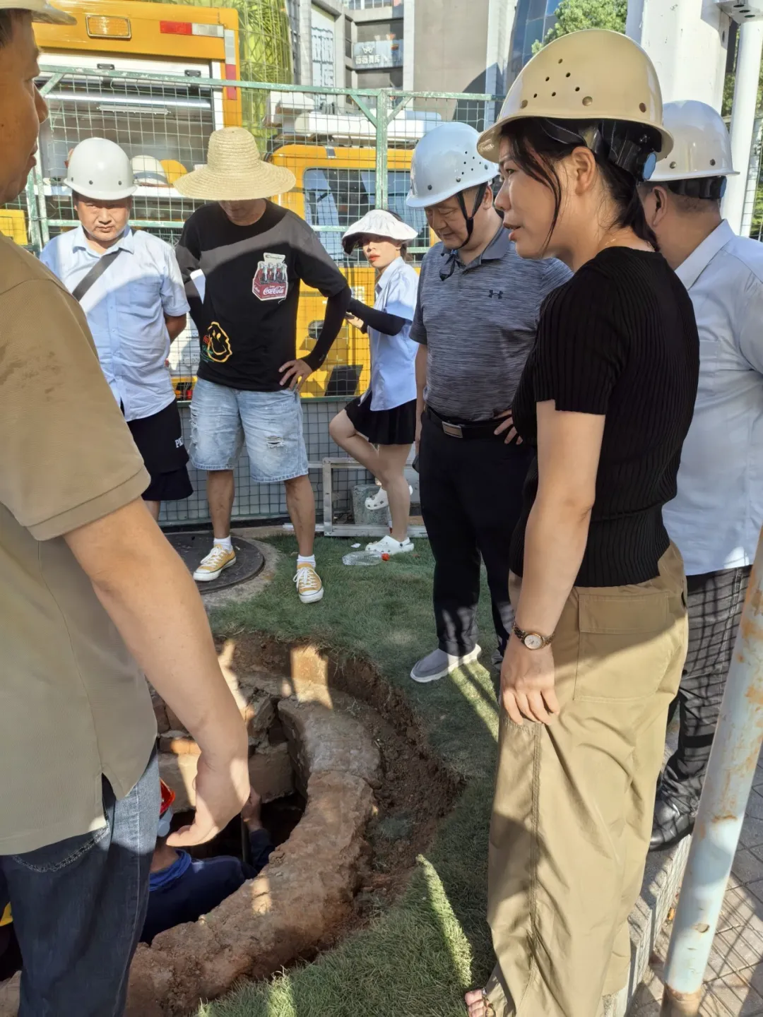 市国资委党委班子成员送清凉看望慰问一线劳动者