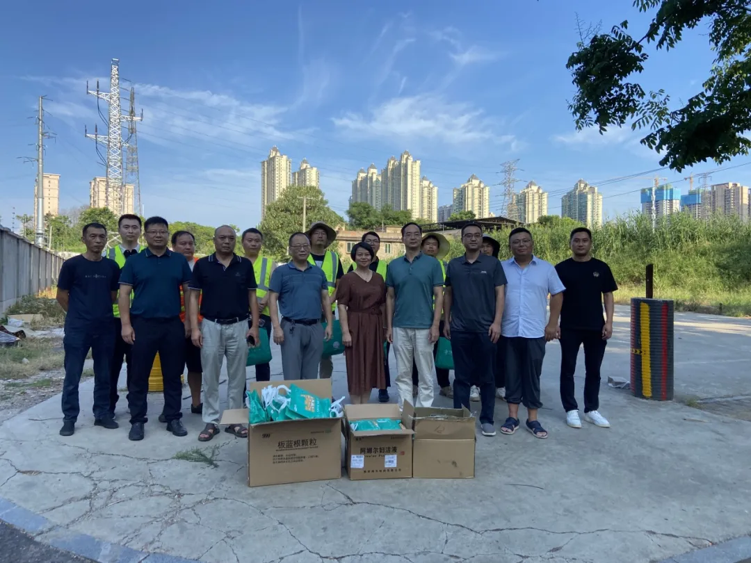 市国资委党委班子成员送清凉看望慰问一线劳动者