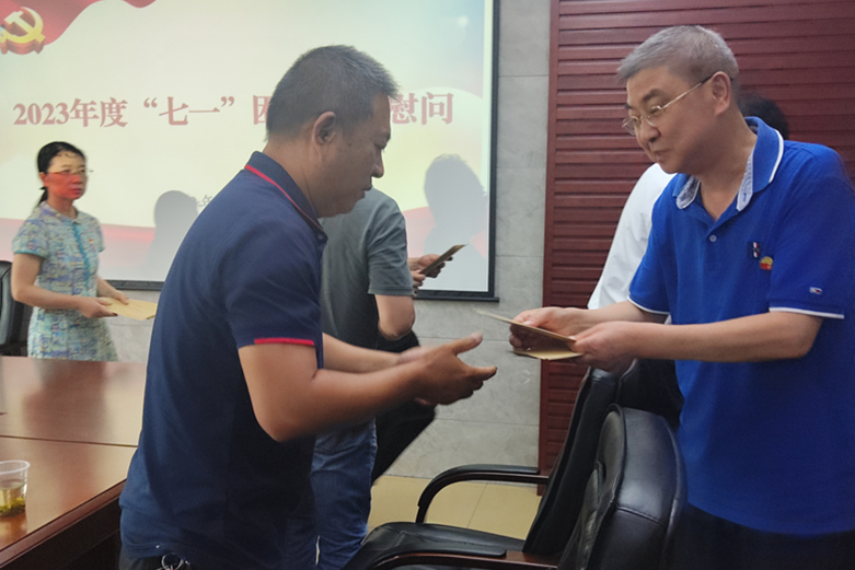市国资委“七一”前夕走访慰问国资系统生活困难党员、老党员