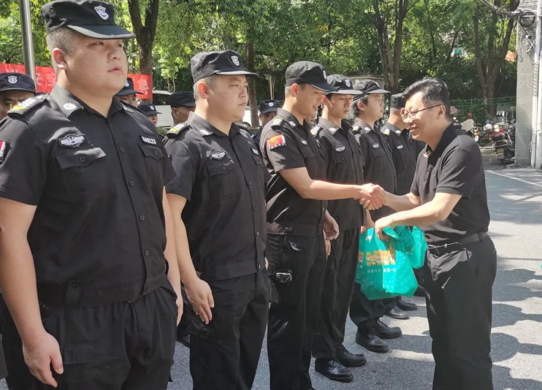 市国资委党委班子成员送清凉看望慰问一线劳动者