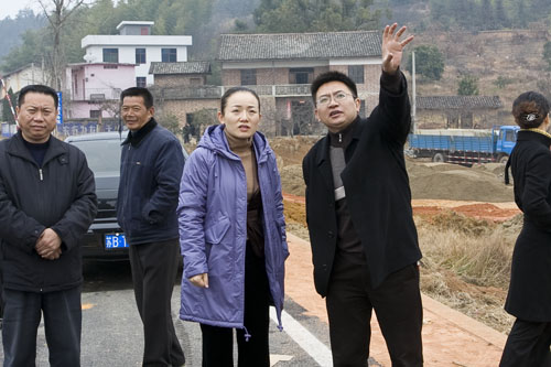 李晖视察沔渡镇晓阳村村级组织活动中心建设