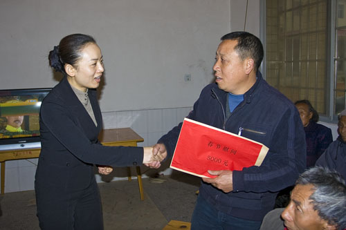 李晖书记看望慰问敬老院老人和特困户