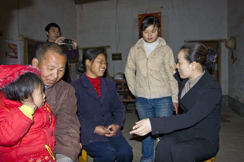 李晖书记看望慰问敬老院老人和特困户