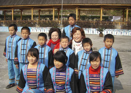 株洲市政协妇联组委员捐献瑶校校服600余套