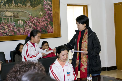 省市妇联情暖一中春蕾女生