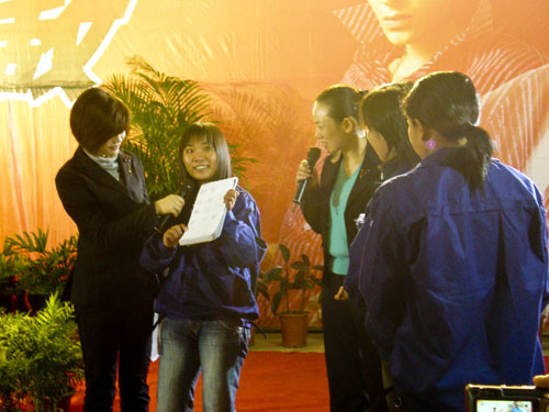 李晖书记率21位农民工上湖南卫视应聘岗位