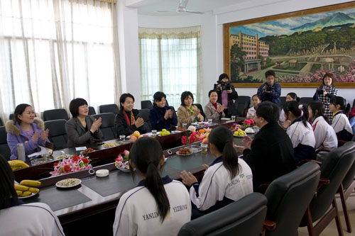 省市妇联情暖一中春蕾女生