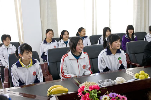 省市妇联情暖一中春蕾女生