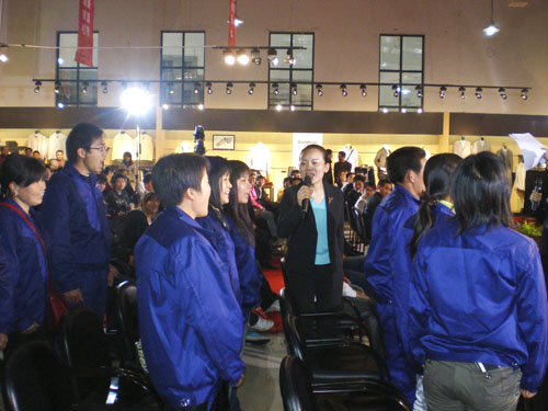 李晖书记率21位农民工上湖南卫视应聘岗位