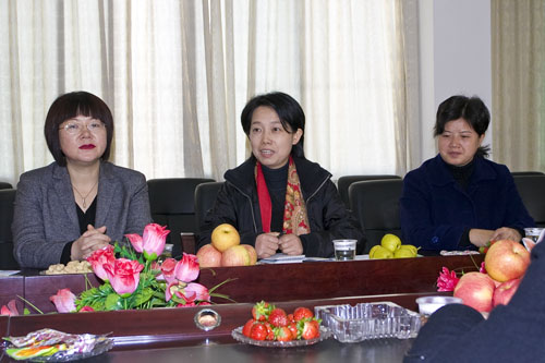 省市妇联情暖一中春蕾女生