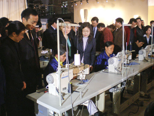 李晖书记率21位农民工上湖南卫视应聘岗位