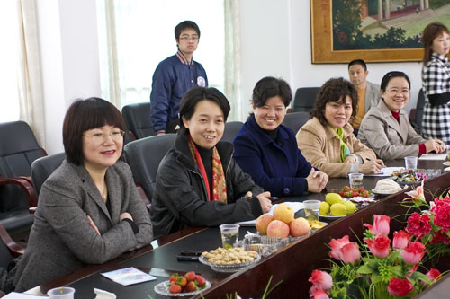 省市妇联情暖一中春蕾女生