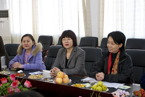 省市妇联情暖一中春蕾女生