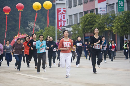 炎陵县积极开展群众文化体育活动，树社会“新风”