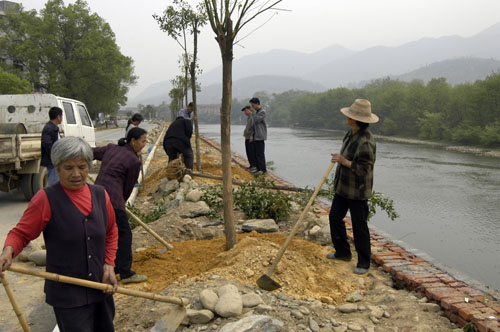 鹿原镇实施绿化建设打响炎帝线“四化”的第二战役