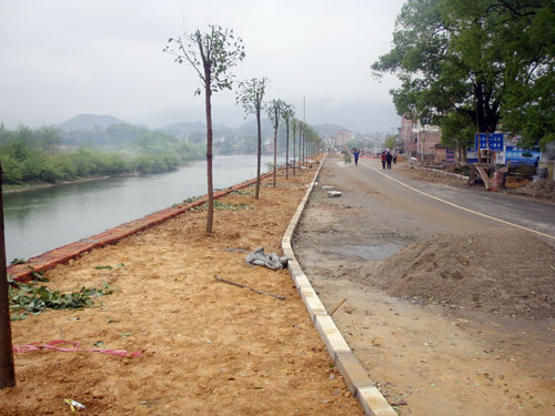 鹿原镇实施绿化建设打响炎帝线“四化”的第二战役