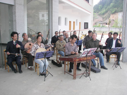 霞阳镇敬老院又获捐赠，喜迎演出