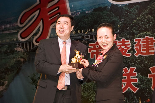 “有色之光”联欢晚会成功举行