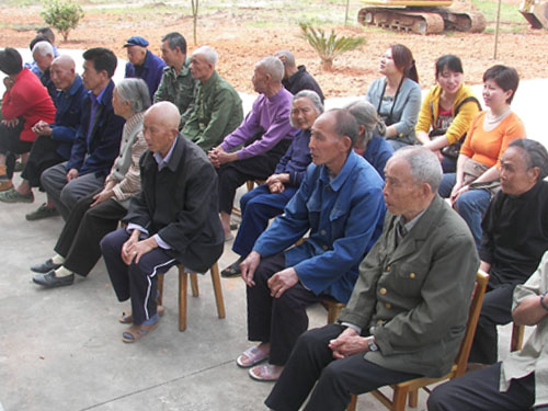 霞阳镇敬老院又获捐赠，喜迎演出