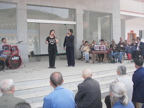 霞阳镇敬老院又获捐赠，喜迎演出