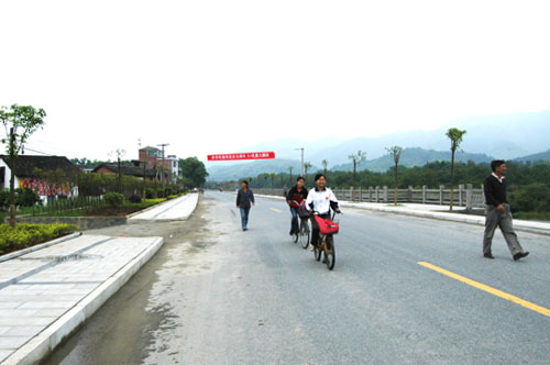 鹿原镇迎宾路提质改造工程全面竣工