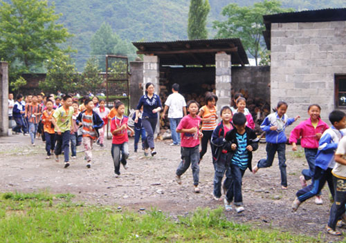 中村乡民族学校进行防洪疏散演练