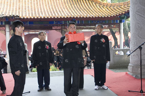 东莞台商子弟学校教职工炎帝陵祭祖