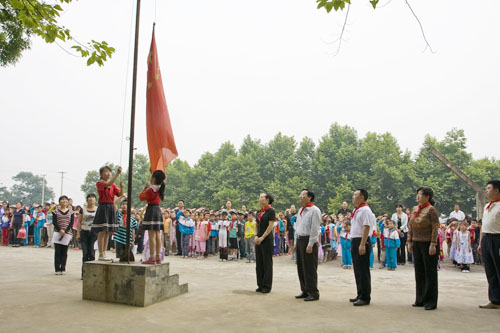 李晖与农村孩子欢度“六一”