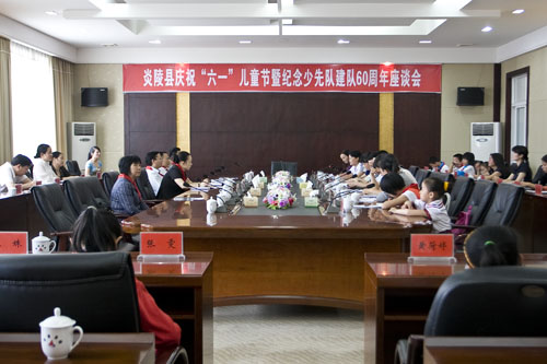 李晖书记与少先队员座谈时强调：要做“四有”新人