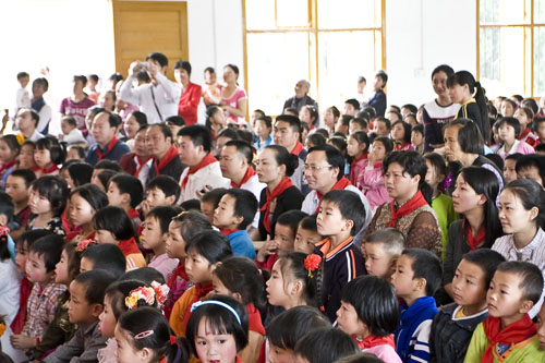 李晖与农村孩子欢度“六一”