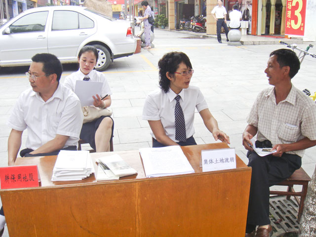 县国土资源局开展“土地日”宣传活动