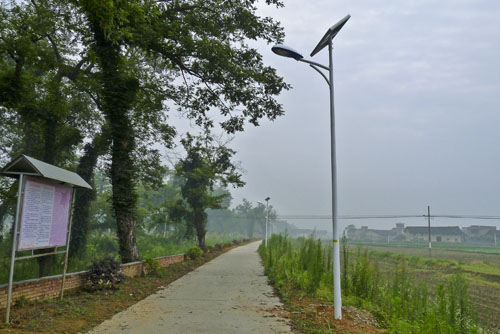 三河镇星光村启用太阳能路灯